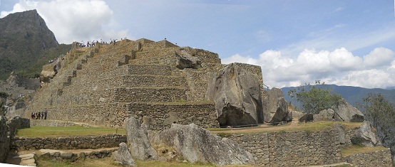 Machu Picchu: el pirmide solar de atrs en el
                    sol, foto panormica