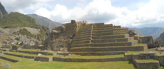 Machu Picchu: plaza central con el pirmide
                    solar, vista lateral, foto panormica