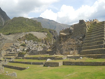 Machu Picchu: plaza central con el pirmide
                    solar 01