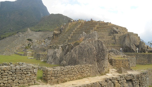 Machu Picchu: pirmide del sol con la vista de
                    atrs, foto panormica