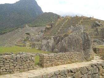 Machu Picchu: plaza central con pirmide del
                    sol