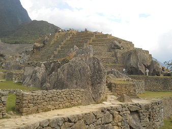 Machu Picchu: pirmide del sol con la vista de
                    atrs
