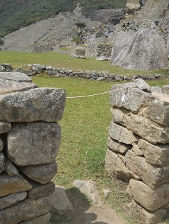 Machu Picchu, plaza central con la entrada