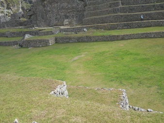Machu Picchu, plaza central, el csped 01