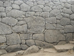 Entre la piedra sagrada y las casitas de obra:
                    detalle del muro