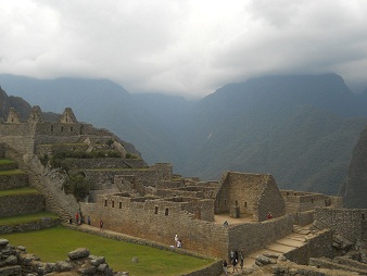 Machu Picchu, vista de la terraza grande al
                    lado de la plaza central al templo de espejos, muro
                    grande y montañas al fondo