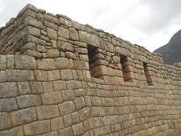 Machu Picchu, las 3 ventanas en el muro grande,
                    primer plano