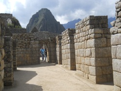 Machu Picchu, casa de espejos o morteros, muros
                  con el mirador Huaynapicchu