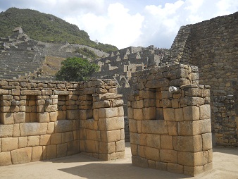 Machu Picchu, templo de morteros o espejos,
                    muros con nichos 05