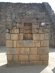 Machu Picchu, templo de morteros o espejos,
                    nichos primer plano 07