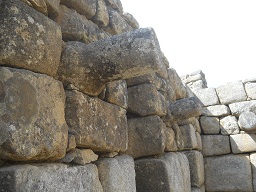 Machu Picchu, templo de morteros o espejos,
                    estacas en el muro primer plano 02