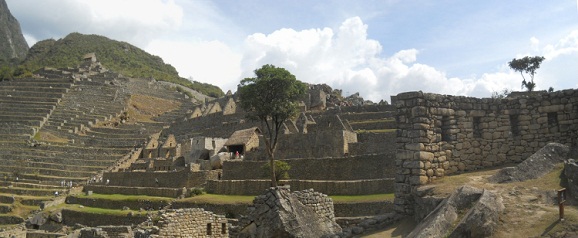 Vista del
                    templo de espejos o morteros al sector agrcola, al
                    templo del sol, a la casa arriba y a la cantera,
                    foto panormica
