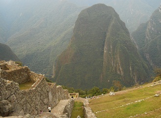 Machu Picchu: camino de la prisin en forma de
                    un guila cndor a la piedra ceremonial, el mirador
                    Putucusi