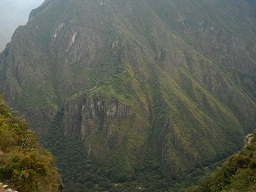 Machu Picchu, vista al valle Urubamba
                            02