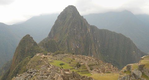 Vista a Machu Picchu con templos, pirmide del
                    sol, plaza central y los miradores Huchuypicchu y
                    Huaynapicchu