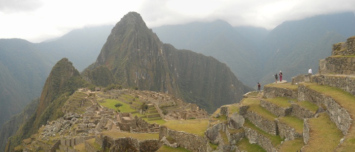 Vista a Machu Picchu con templos, pirmide del
                    sol, plaza central y los miradores Huchuypicchu y
                    Huaynapicchu