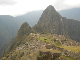 Vista a Machu Picchu con templos, pirmide del sol y
          miradores Huchuypicchu y Huaynapicchu