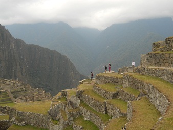 Vista al mirdaor Huaynapicchu y terrazas de la
                    zona agrcola alta