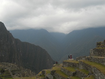Machu Picchu, vista de la zona agrcola alta al
                    mirador Huaynapicchu, parte de atrs
