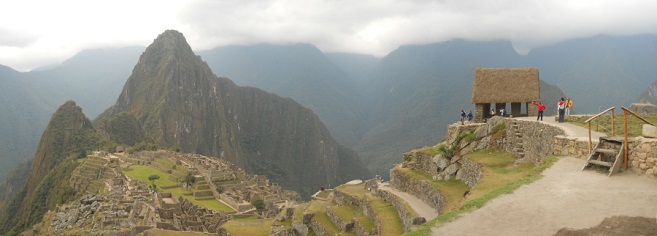 Machu Picchu, vista del sector agrcola alto a
                    los miradores con la casa de arriba, foto
                    panormica