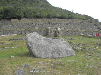 Machu Picchu, la piedra ceremonial, vista
                    lateral