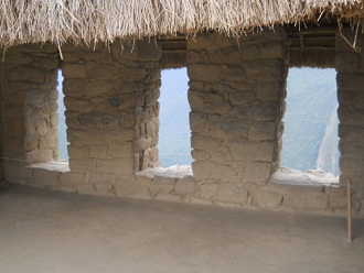 Machu Picchu, la casita de arriba con sus
                    ventanas