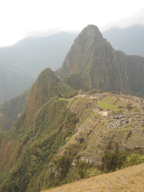Vista a Machu Picchu con los miradores
                    Huchuypicchu y Huaynapicchu 01