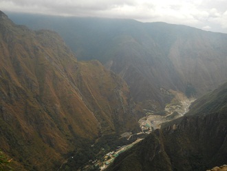 Machu Picchu, camino al puente Inca, vista al
                    valle Urubamba
