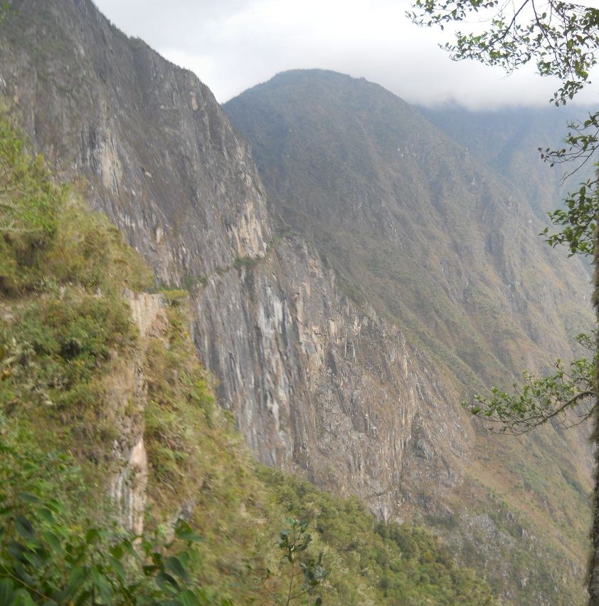 Camino al puente Inca, paredes rocosas
                    verticales con montaa al fondo, foto paronmica