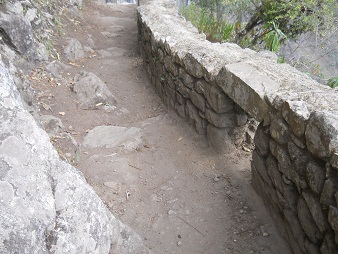 Camino al puente Inca, muralla con hueco 03