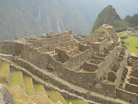 Vista a la escalera grande, templos, pirmide
                    del sol, mirador Huchuypicchu
