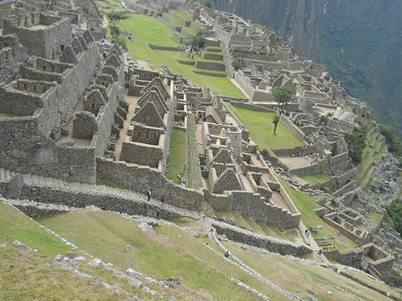 Machu Picchu: vista a la escalera grande,
                    templo del sol, al rbol de la plaza central, muros
                    grandes, templo de espejos, prisin en forma de un
                    guila, casa de la princesa etc.