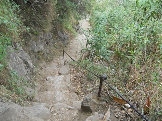 Camino al mirador Huaynapicchu, camino con
                    escaleras con cordeles 02
