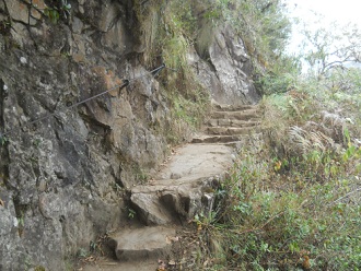 Camino al mirador Huaynapicchu, camino con
                    escaleras con cordeles 03