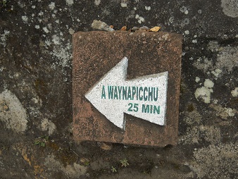 Camino al mirador Huaynapicchu, placa
                    "Waynapicchu" 25 minutos