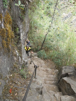 Camino al mirador Huaynapicchu, escalera
                    irregular con cordel