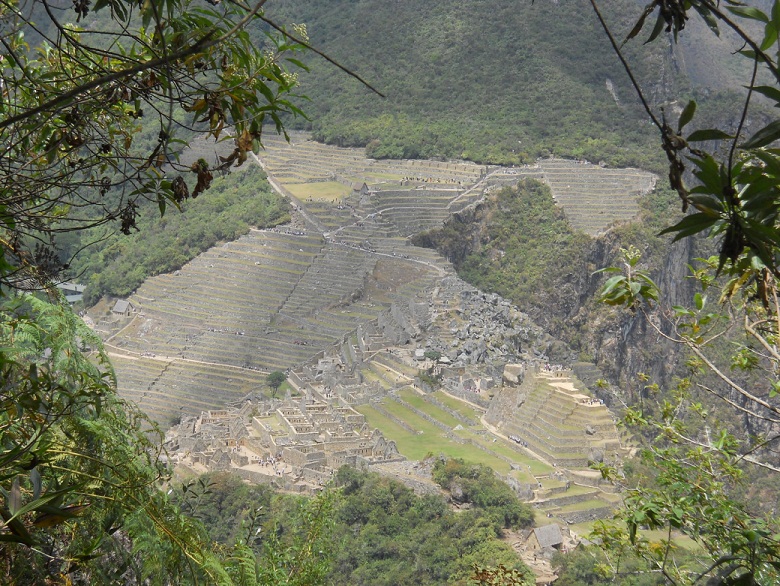 Camino al mirador Huaynapicchu, vista a Machu
                    Picchu 02
