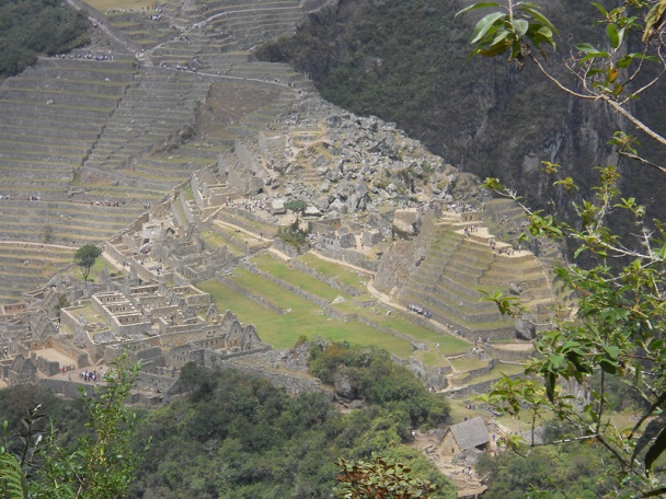 Camino al mirador Huaynapicchu, vista a Machu
                    Picchu, primer plano