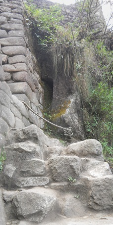 Camino al mirador Huaynapicchu, la
                            entrada al pueblito del mirador
                            Huaynapicchu