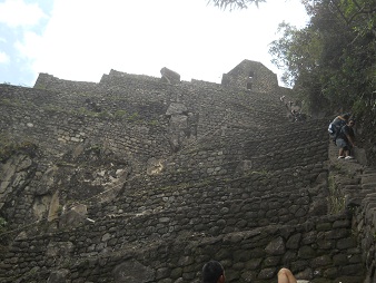 Pueblito Huaynapicchu, muros y la escalera
                  grande
