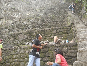 Pueblito Huaynapicchu, muros y la escalera
                    grande con turistas bajando
