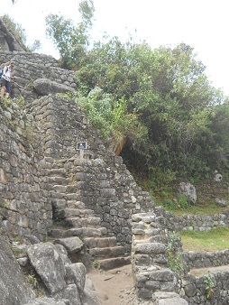Pueblito Huaynapicchu, escalera en el pueblito
                    de Huaynapicchu