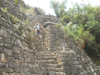 Pueblito Huaynapicchu, escalera irregular y
                    escarpada con turista