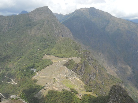 Pueblito Huaynapicchu, la vista a Machu Picchu
                    en forma de una cabeza estilizada de un guila
                    cndor 1 con montaas al fondo