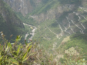 Machu Picchu, vista del mirador Huaynapicchu a
                    la calle en serpentinas de Agua Calientes a Machu
                    Picchu