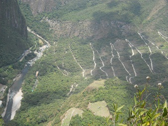 Pueblito Huaynapicchu, vista a la calle en
                    serpentinas de Agua Calientes a Machu Picchu 03