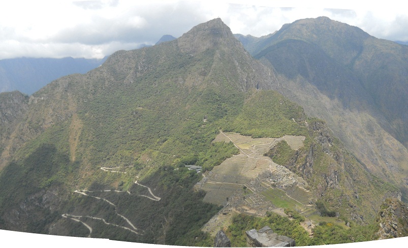 Pueblito de Huaynapicchu, vista a Machu Picchu
                    con montaas en el fondo, foto panormica