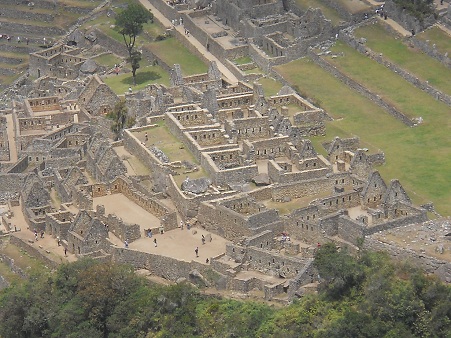 Pueblito Huaynapicchu, vista a Machu Picchu con
                    las casitas de obras