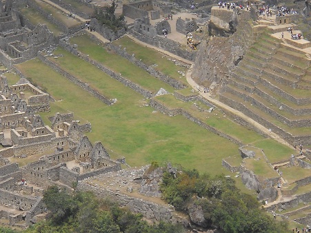 Pueblito Huaynapicchu, vista a Machu Picchu con
                    la plaza central y los templos