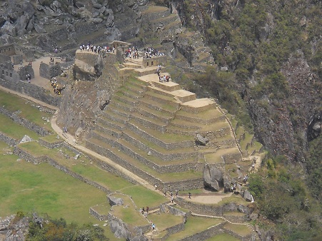 Pueblito Huaynapicchu, vista a Machu Picchu con
                    el pirmide del sol